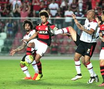 Flamengo vence o Atlético-PR e dorme na liderança do Brasileirão