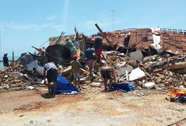 Vídeo. Barracas da orla da Barra de São Miguel são demolidas