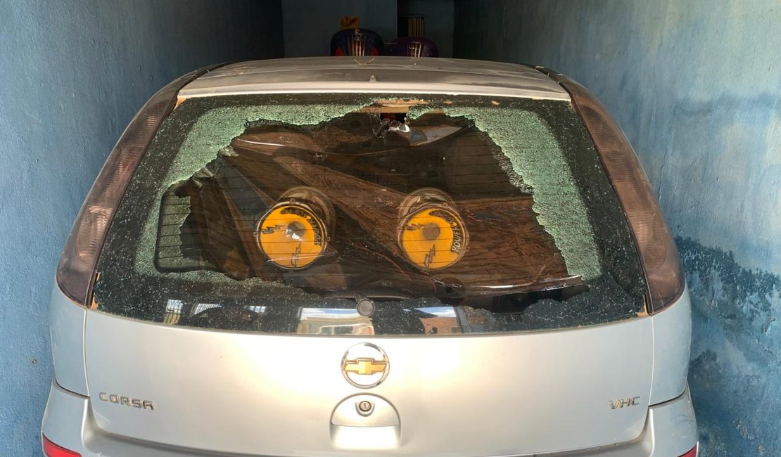 Homem quebra vidro do carro do irmão e janela da residência da vítima, em Coité do Nóia