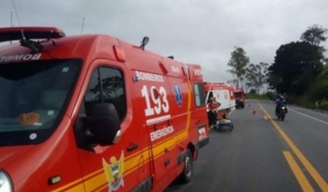 Duas pessoas ficam feridas após caminhão tombar e cair em ribanceira no interior de Alagoas