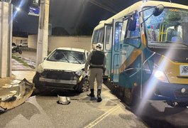 Acidente entre carro e micro-ônibus interdita trecho da Avenida Ceci Cunha, em Arapiraca