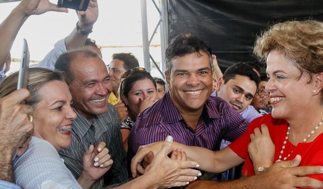 'Ninguém vai tirar a legitimidade que o voto me deu', afirma Dilma