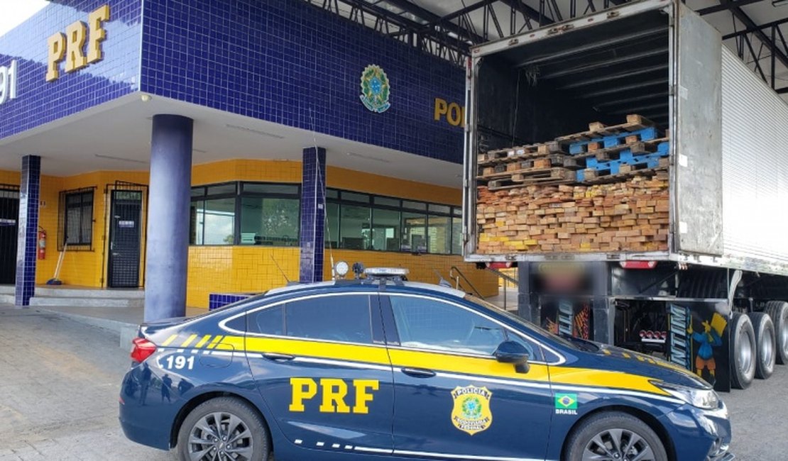 PRF prende condutor e apreende cerca de 28 m³ de madeira mista na BR 423, em Canapi