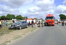 Três pessoas ficam feridas durante colisão de carreta com automóvel na AL-115