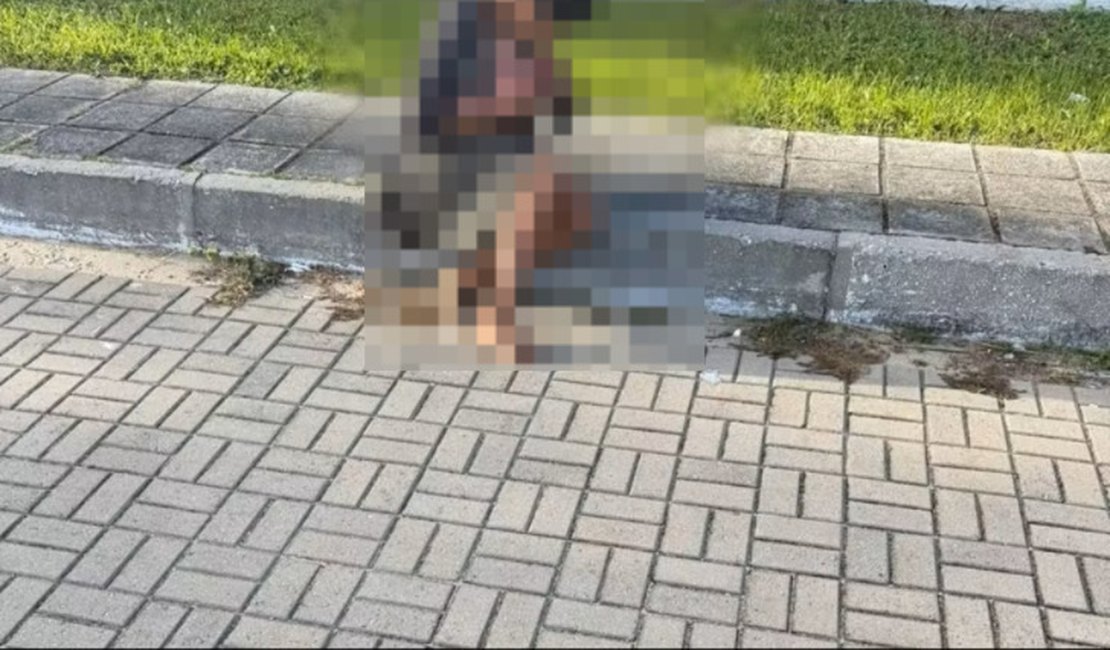 Sem qualquer suporte, mulher em situação de rua dá à luz em calçada em João Pessoa