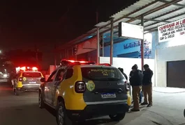 Após ser perseguido na rua, homem entra em igreja e é morto na frente de crianças e da mãe