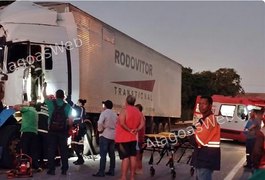 Colisão envolve duas carretas e deixa motorista preso às ferragens no interior de Alagoas