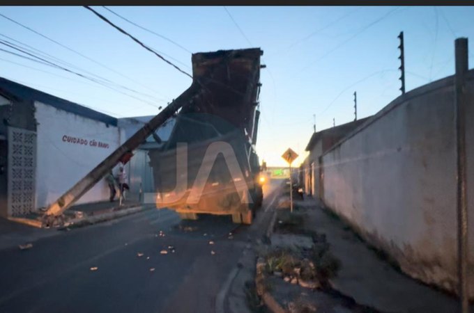 Caçamba de caminhão atinge rede elétrica e deixa moradores sem energia em Arapiraca