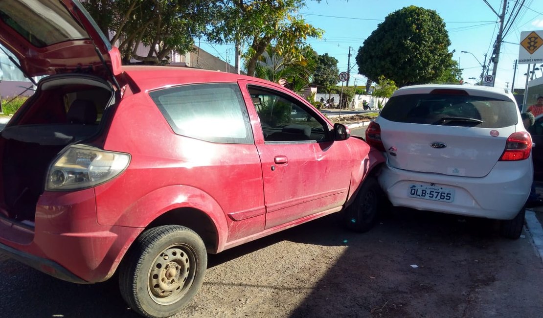 Colisão entre dois carros deixa um homem ferido no bairro Brasília, em Arapiraca
