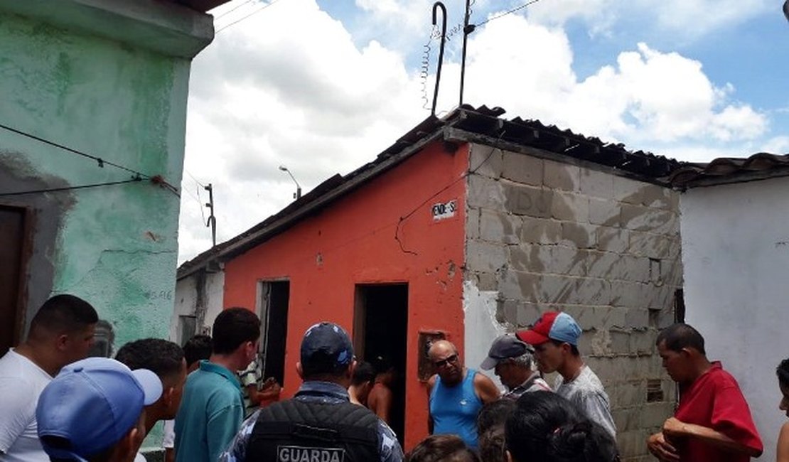 Homem ateia fogo em residência para matar ex-companheira, em Campo Alegre