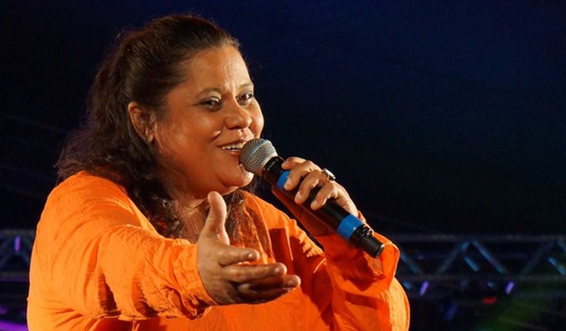 Irritada com barulho, sargento da PM invade bar, atira e atinge cantora arapiraquense