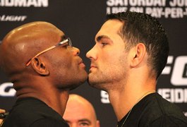 UFC 162: Anderson Silva e Chris Weidman fazem encarada tensa