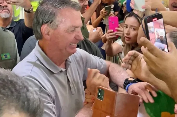 Bolsonaro desembarca em Alagoas, critica governo e reforça confiança em retorno à presidência