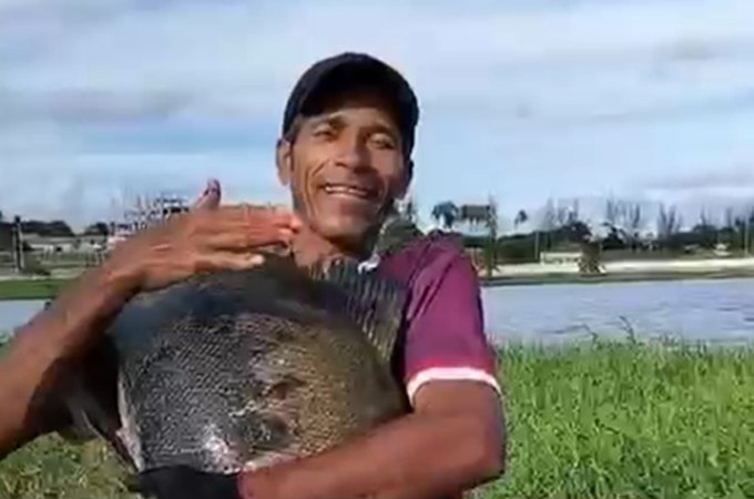 Real ou IA? Vídeo mostra pescador segurando peixe de cerca de 10kg no Lago da Perucaba