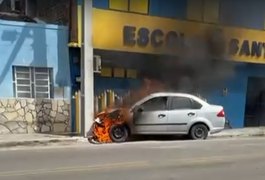 Carro colide com poste e pega fogo no centro de Delmiro Gouveia