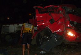 Casal fica gravemente ferido após capotamento de caminhão na AL-115 em Igaci