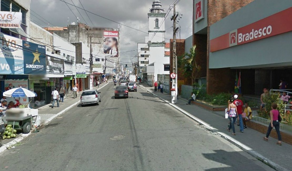 Assaltantes roubam veículo, colidem contra táxi e fogem a pé