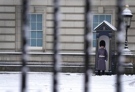 Polícia prende homem do lado de fora do palácio de Buckingham, em Londres
