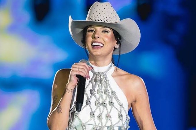 Karol G e Ana Castela vão cantar em jogo de futebol americano em São Paulo