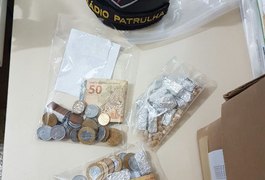 Dupla suspeita de tráfico é presa com drogas e dinheiro em Arapiraca