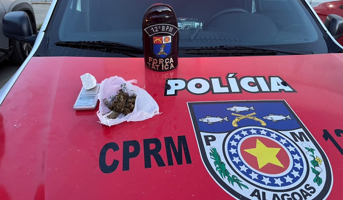 Mulher é presa pela Força Tática do 12° Batalhão por tráfico de drogas em Maceió