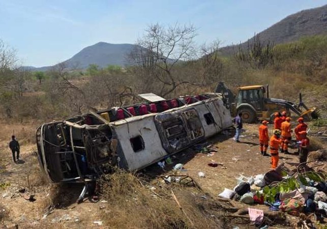 Seis vítimas seguem internadas após acidente com ônibus em São José da Tapera