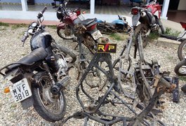 Polícia Militar recupera moto e encontra chassis de veículos abandonados