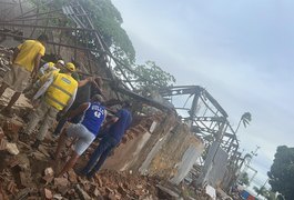 Galpão desaba e deixa quatro feridos, sendo um em estado grave, na parte baixa de Maceió