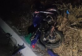 Sequência de acidentes envolvendo carro, moto e animal deixa um homem morto e outro ferido em Delmiro