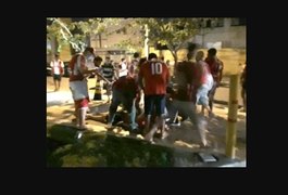 Torcedores de CSA e CRB trocam agressões na Jatiúca, em Maceió