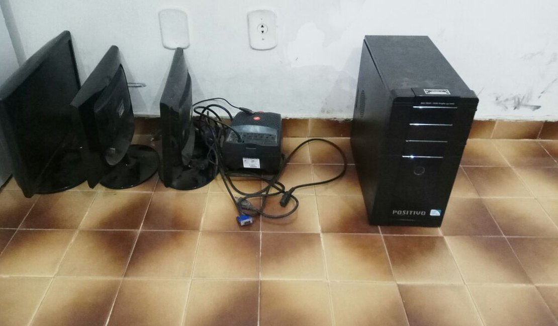 Equipamentos de informática da Prefeitura de Arapiraca são encontrados abandonados em via pública