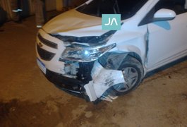Batida envolve carro com família dentro e veículo de homem que retornava do trabalho em Arapiraca