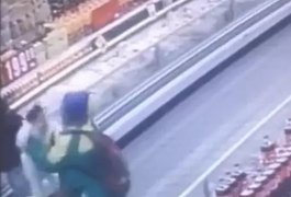 Vídeo. Criança é levada por desconhecida enquanto pais estão distraídos no mercado