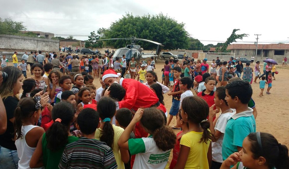 Papai Noel chega de helicóptero para entregar presentes em escola de Arapiraca