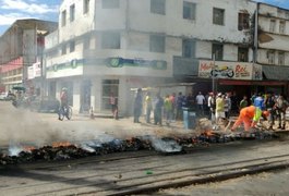 Comerciantes ateiam fogo em linha férrea e fecham lojas durante protesto, em Maceió