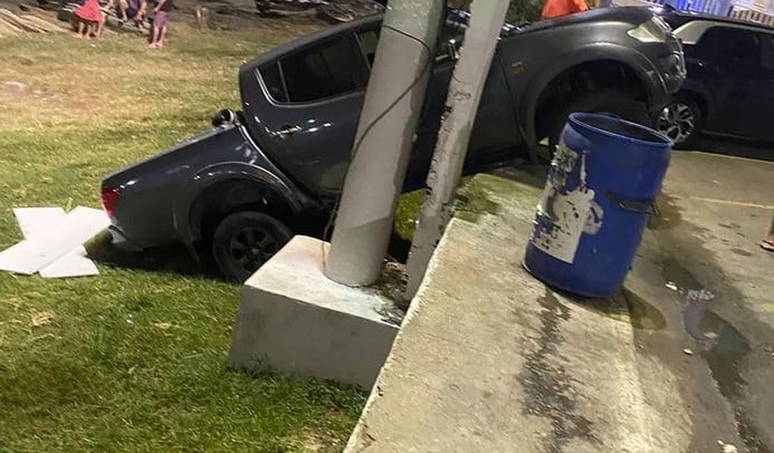 Motorista esquece de usar freio de mão e caminhonete despenca em calçada, em Traipu