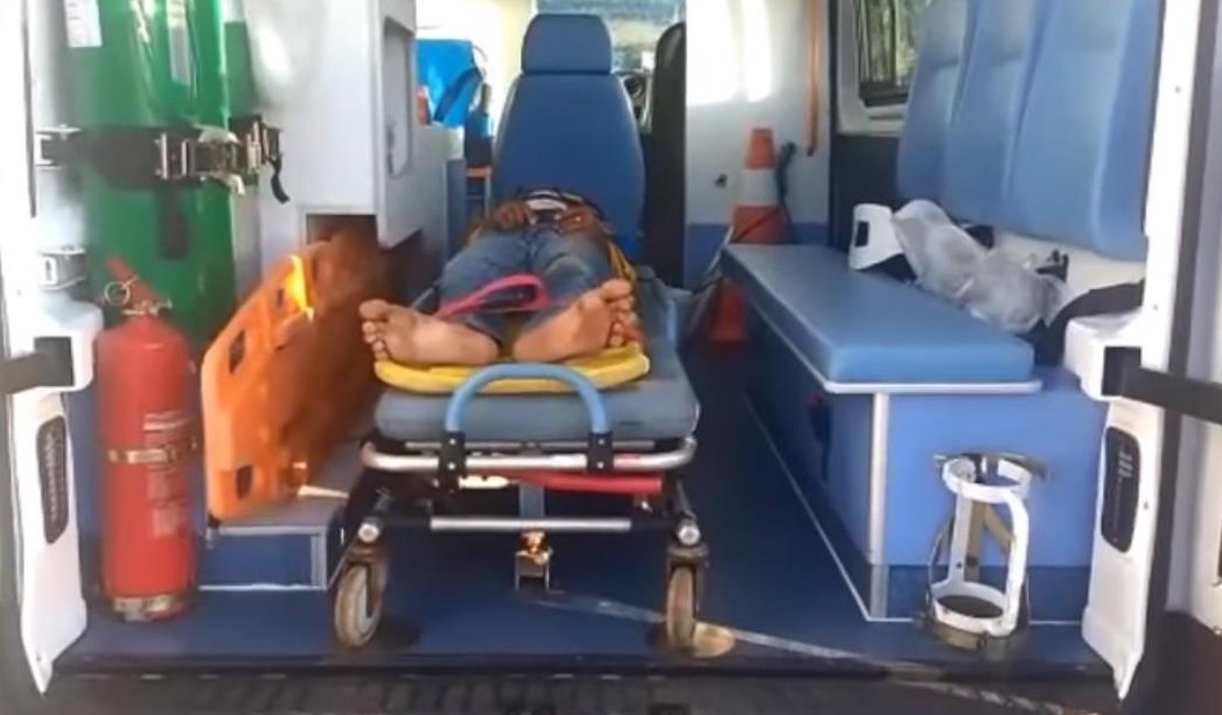 Três pessoas ficam feridas em colisão de uma motocicleta com uma arvore na AL 110