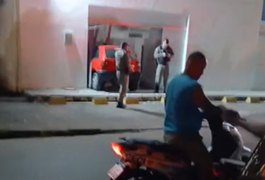 Carro desgovernado invade agência do Bradesco em Atalaia