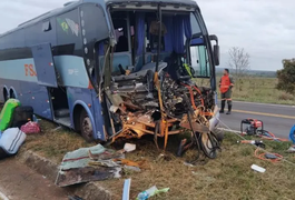 Motorista morre após ônibus bater na traseira de carreta parada