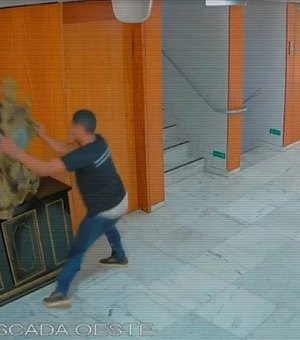 Preso homem flagrado destruindo relógio raro no Planalto