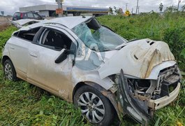 Veículo perde o controle, capota quatro vezes e ocupantes ficam ilesos, ﻿na AL-220 em Arapiraca