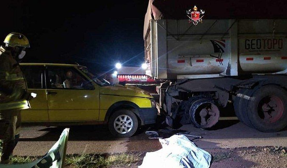 Homem morre prensado em carreta após ser atropelado enquanto trocava pneu