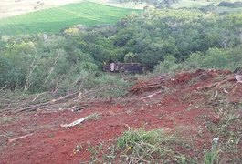 Caminhão sai da pista e despenca na Serra das Pias, em Palmeira dos Índios
