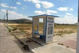 Criminosos em motocicletas assaltam pessoas que estavam em ponto de ônibus no bairro Massaranduba