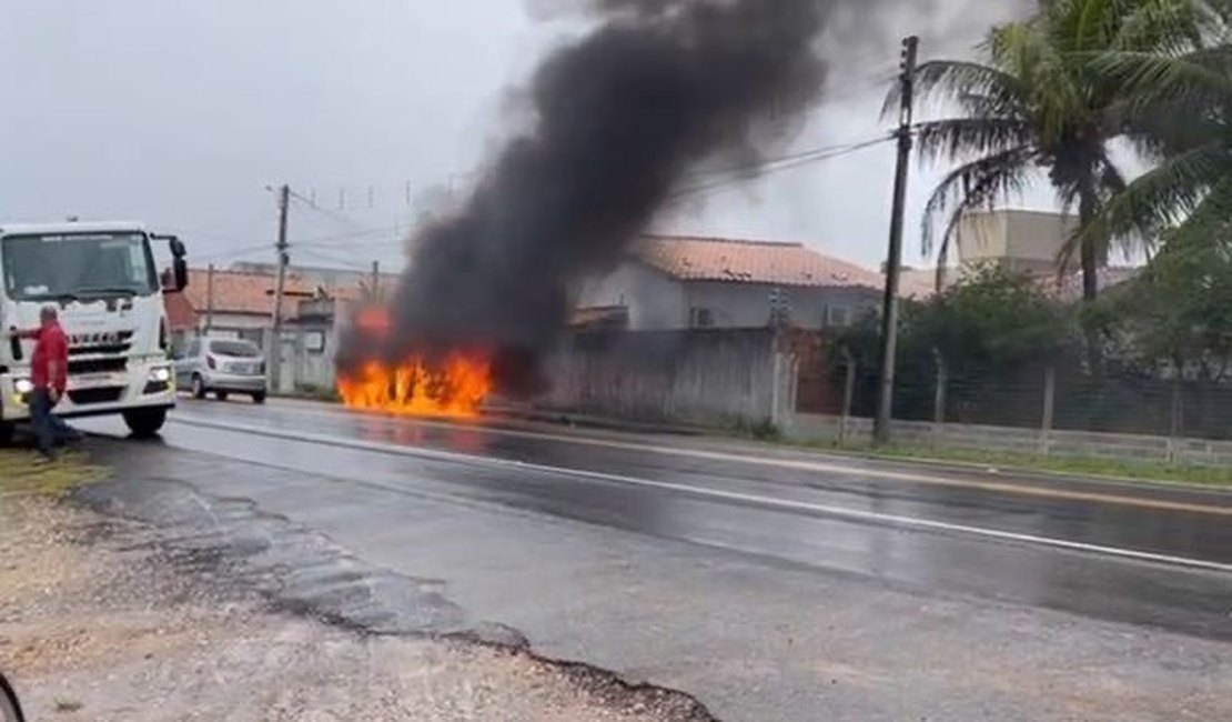 Ambulância pega fogo e assusta populares em rodovia de Alagoas