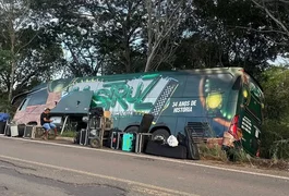Ônibus da banda Mastruz com Leite se envolve em acidente na BR 226, no Maranhão