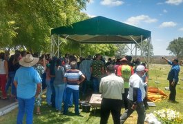 Vídeo. Alagoano, vítima de homicídio no Piauí, é sepultado em Palmeira dos Índios com homenagem do irmão 'Aboiador'