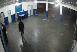 Vídeo mostra dupla criminosa furtando objetos de loja maçônica em Arapiraca