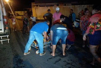 Fio de internet pendurado causa acidente envolvendo motocicleta, em Arapiraca; mãe e filha ficam feridas
