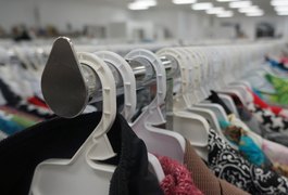 Mulher é flagrada furtando peças de roupa de shopping no valor R$ 2,4 mil